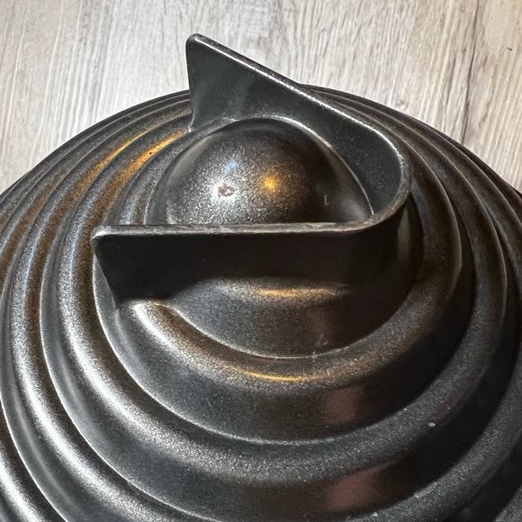 Wilton Dimensions Giant Cupcake Pan - Picture 6 of 11